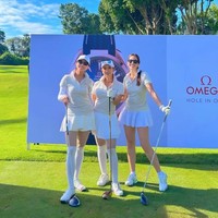 Nia Ramadhani bergaya kompak bersama kawan-kawannya. Mereka sama-sama memadukan seragam peserta dengan rok mini putih. (Foto: Instagram/@ramadhaniabakrie)