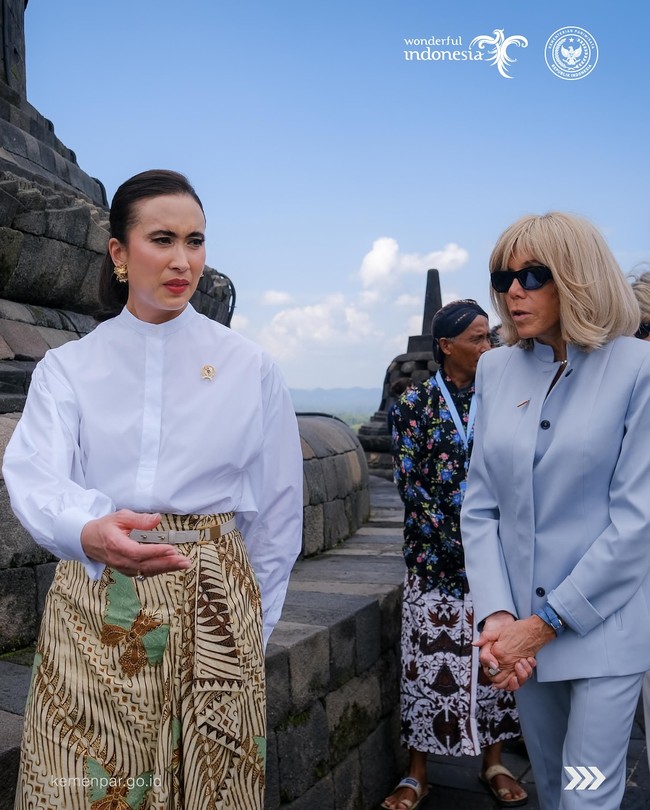 Potongan kain lilit tersebut tidak hanya mencerminkan kecintaan pada budaya lokal, tetapi juga menyiratkan pemahaman mendalam akan diplomasi yang simbolis, yakni busana sebagai narasi identitas dan kebangsaan. (Foto: Instagram/@widi.wardhana)