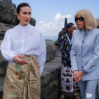 Potongan kain lilit tersebut tidak hanya mencerminkan kecintaan pada budaya lokal, tetapi juga menyiratkan pemahaman mendalam akan diplomasi yang simbolis, yakni busana sebagai narasi identitas dan kebangsaan. (Foto: Instagram/@widi.wardhana)