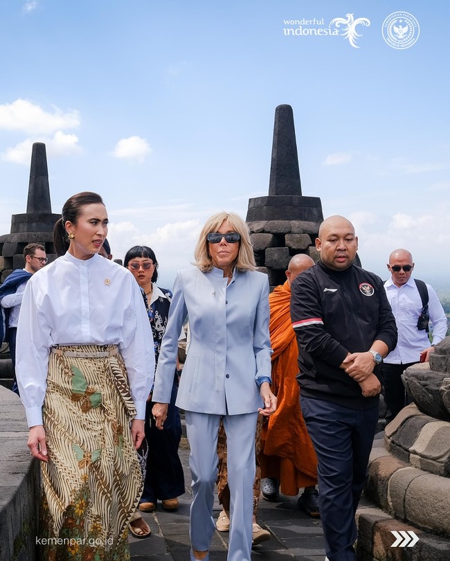 Dalam kunjungan ke situs warisan dunia UNESCO ini, Menteri Widiyanti tampil dalam balutan kemeja putih berpotongan tailored dengan kerah tinggi bergaya klasik, yang dipadukan dengan kain batik tulis motif kontemporer berwarna earthy tone—kombinasi cokelat, hijau daun, dan krem. (Foto: Instagram/@widi.wardhana)