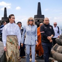 Dalam kunjungan ke situs warisan dunia UNESCO ini, Menteri Widiyanti tampil dalam balutan kemeja putih berpotongan tailored dengan kerah tinggi bergaya klasik, yang dipadukan dengan kain batik tulis motif kontemporer berwarna earthy tone—kombinasi cokelat, hijau daun, dan krem. (Foto: Instagram/@widi.wardhana)