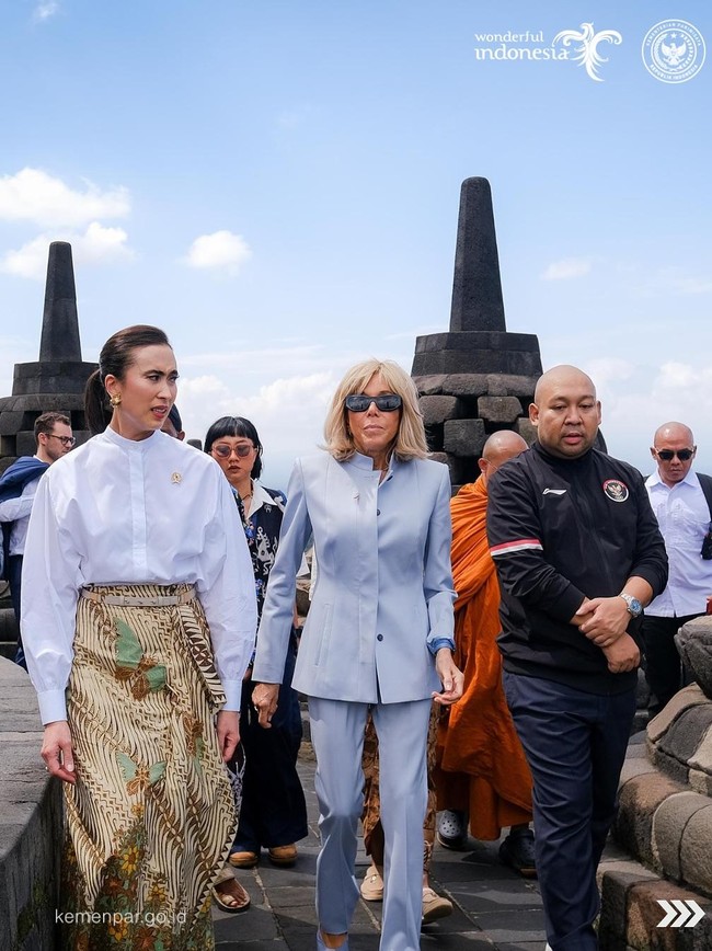 Foto: Gaya Menpar RI Temani Brigitte Macron di Borobudur, Elegan Berkain Batik