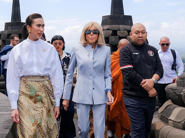 Foto: Gaya Menpar RI Temani Brigitte Macron di Borobudur, Elegan Berkain Batik
