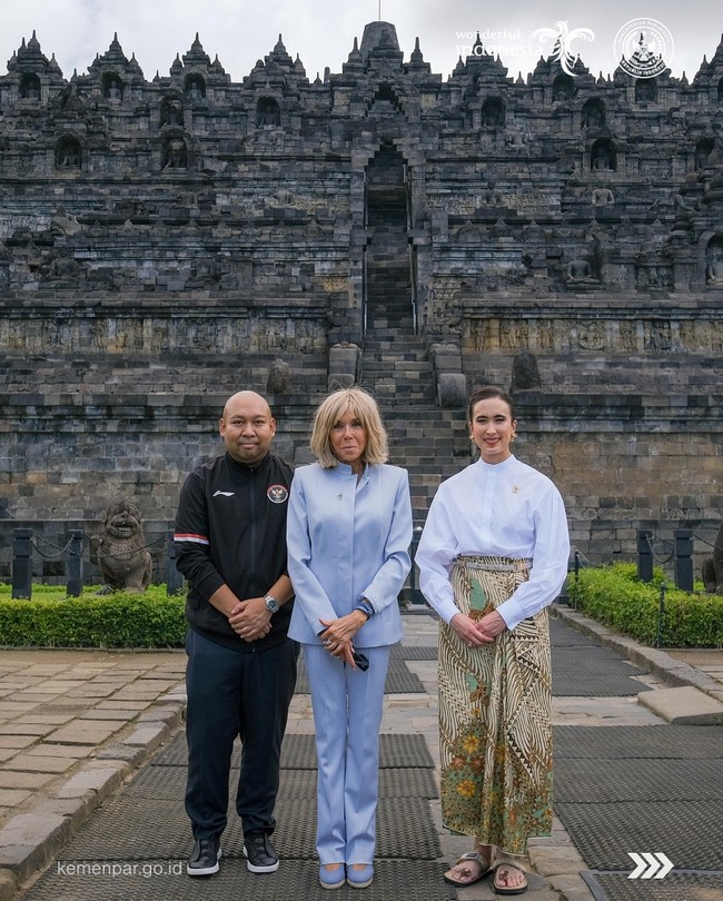 Dikenal sebagai menteri yang konsisten mengusung busana lokal dalam setiap kesempatan resmi, Widiyanti kembali menegaskan perannya sebagai duta budaya melalui pilihan busana. Ia memadukan kesederhanaan modern dengan kekayaan wastra Indonesia di Candi Borobudur, Magelang, Jawa Tengah, ketika menyambut Presiden Prancis Emmanuel Macron dan istrinya, Brigitte Macron, baru-baru ini. (Foto: Instagram/@widi.wardhana)