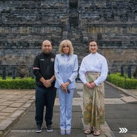 Dikenal sebagai menteri yang konsisten mengusung busana lokal dalam setiap kesempatan resmi, Widiyanti kembali menegaskan perannya sebagai duta budaya melalui pilihan busana. Ia memadukan kesederhanaan modern dengan kekayaan wastra Indonesia di Candi Borobudur, Magelang, Jawa Tengah, ketika menyambut Presiden Prancis Emmanuel Macron dan istrinya, Brigitte Macron, baru-baru ini. (Foto: Instagram/@widi.wardhana)