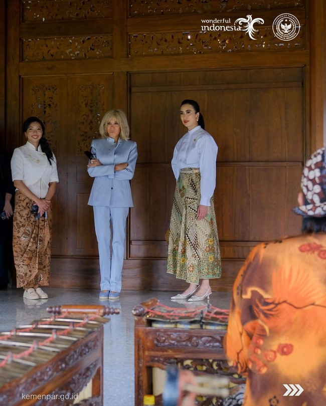 Sepatu hak pendek berwarna nude dengan ujung runcing memperpanjang siluet tubuh tanpa mengalihkan perhatian dari busana utama. Rambutnya ditata rapi dengan gaya sleek ponytail, menambah kesan profesional dan sophisticated. (Foto: Instagram/@widi.wardhana)