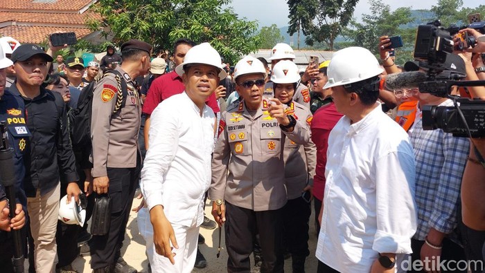 Gubernur Jawa Barat, Dedi Mulyadi meninjau lokasi tambang Gunung Kuda.