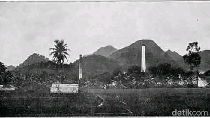 Gunung Kiromong difoto dari dekat pabrik gula Parungjaya, Leuwimunding, Majalengka pada 1930 oleh Dr Von Koningswald