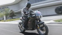 Meski tampangnya sangat retro, namun fitur yang tertanam di Honda E-VO termasuk modern. Pabrikan telah membekalinya dengan lampu LED di seluruh bagian, suspensi depan upside down (USD) dan monoshock di belakang, dan rem dengan antilock braking system atau ABS. Foto: Doc. Wuyang Honda.
