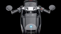 Bagian panel instrumen juga canggih. Terdapat layar TFT 7 inci yang terbagi dua—satu di depan stang dan satu lagi di bodi. Layar tersebut bisa terkoneksi ke smartphone, menampilkan navigasi dan berbagai informasi penting lainnya. Menariknya lagi, kendaraan sudah dibekali sistem NFC dan bisa terkoneksi dengan kamera aksi DJI untuk membuat konten. Foto: Doc. Wuyang Honda.