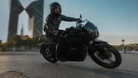 Sementara untuk jantung penggeraknya, Honda E-VO hadir dalam dua varian berbeda:- Varian standar: pakai dua baterai lithium 74V/84Ah (total 4,1 kWh) dengan jarak tempuh 120 km.- Varian Pro: pakai tiga baterai 6,2 kWh, jarak tempuh tembus hingga 170 km. Foto: Doc. Wuyang Honda.