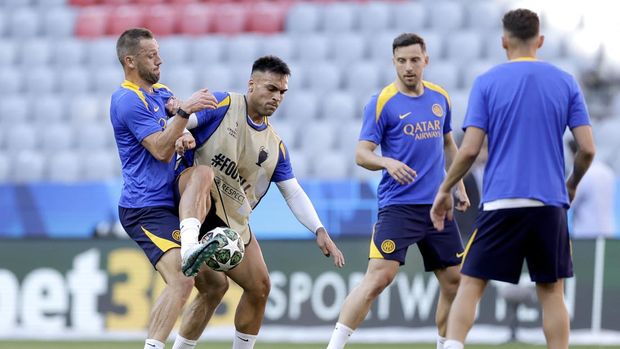 MUNICH, GERMANY - MAY 30: (L-R) Stefan de Vrij of Internazionale, Lautaro Martinez of Internazionale during the Training Internazionale in Munich at the Allianz Arena on May 30, 2025 in Munich Germany (Photo by Rico Brouwer/Soccrates/Getty Images)