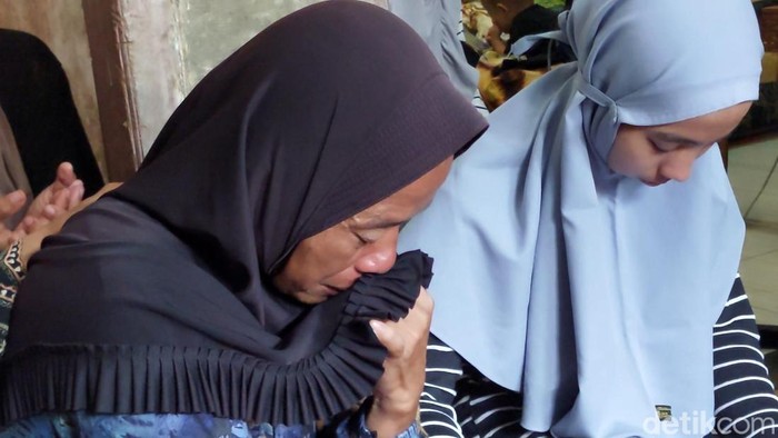 Isak tangis keluarga salah satu korban longsor di Gunung Kuda Cirebon