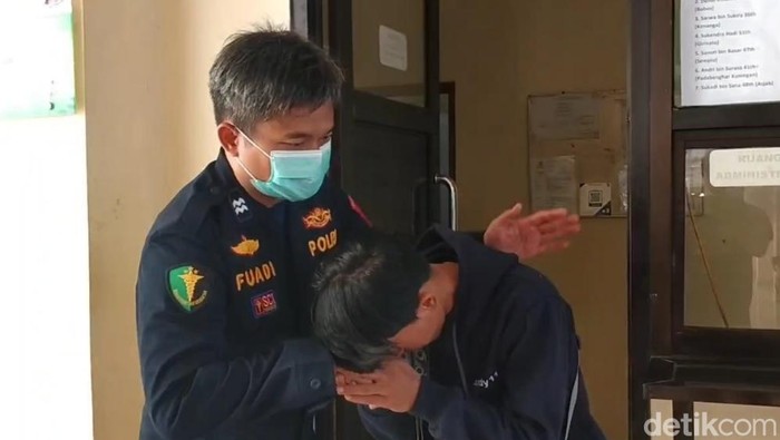 Isnandi menyalami petugas di Pos Ante Mortem DVI Polda Jabar di RSUD Arjawinangun