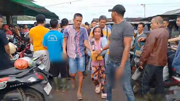 Jamila copet di Pasar Induk Jakabaring Palembang saat diamankan warga