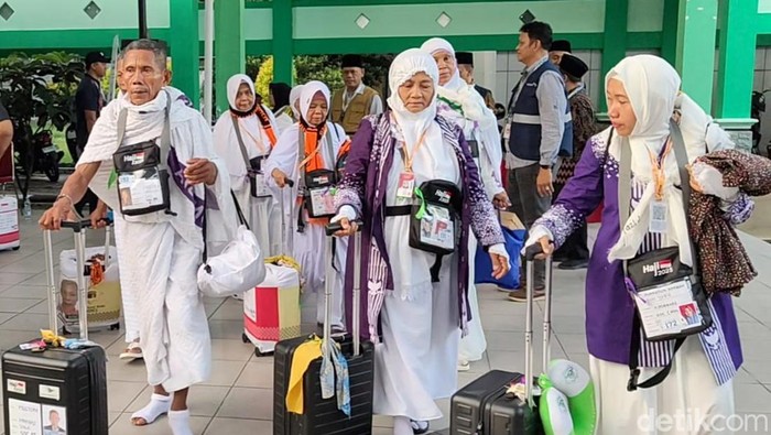 Jemaah calon haji kloter 95 Embarkasi Solo, menuju gedung Muzdalifah Asrama Haji Donohudan, Ngemplak, Boyolali untuk diberangkatkan ke Bandara Adi Soemarmo dan  diterbangkan ke Tanah Suci, Sabtu (31/5/2025).