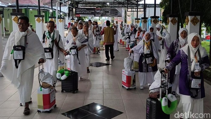 Jemaah calon haji kloter 95 Embarkasi Solo, menuju gedung Muzdalifah Asrama Haji Donohudan, Ngemplak, Boyolali untuk diberangkatkan ke Bandara Adi Soemarmo dan  diterbangkan ke Tanah Suci, Sabtu (31/5/2025).