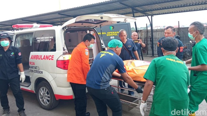 Jenazah korban longsor Gunung Kuda saat tiba di RSUD Arjawinangun