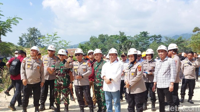 Kapolda Jabar, Irjen Pol Rudi Setiawan saat meninjau posko di Gunung Kuda