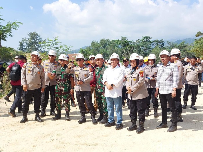 Kapolda Jabar, Irjen Pol Rudi Setiawan saat meninjau posko di Gunung Kuda