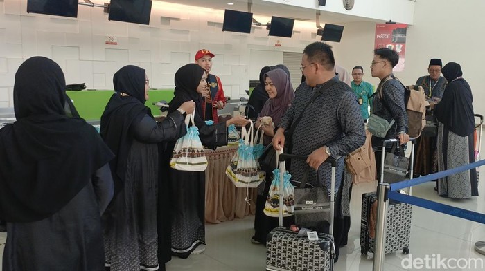 Keberangkatan Haji Khusus di Bandara Internasional Jenderal Ahmad Yani Semarang, Sabtu (31/5/2025).