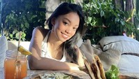Salah satu momen terlihat ketika artis Indonesia ini pergi ke Bali. Ia mampir ke sebuah restoran di Canggu, menikmati hidangan salad, jus, hingga roti. Foto: Instagram @naura.ayu