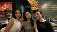 Momen seru lain terlihat ketika artis 19 tahun itu kumpul bersama teman-temannya di sebuah restoran. Sepertinya Naura dan teman-temannya makan di restoran Korea. Foto: Instagram @naura.ayu