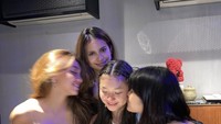 Naura Ayu turut menghadiri acara ulang tahun temannya. Ia tidak lupa memberi kejutan kue ulang tahun ke temannya nih. Foto: Instagram @naura.ayu