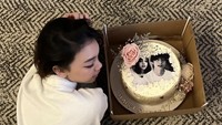 Kali ini anak dari penyanyi tersebut memamerkan desain kue ulang tahunnya yang lain. Kuenya dilapisi krim berwarna putih dengan foto Naura dan salah satu member BTS. Foto: Instagram @naura.ayu