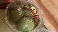 Tak hanya di Indonesia, penyanyi muda itu juga sempat liburan keluarga ke Jepang. Tidak lupa Naura jajan mochi berbentuk alien viral yang dibeli di Disney Sea. Foto: Instagram @naura.ayu
