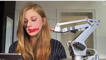 Udah paling benar pakai lipstik sendiri mba. Foto: (Bored Panda)