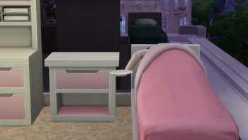 Karakter utama di game The Sims tidur malah bawa piring. Foto: (Bored Panda)