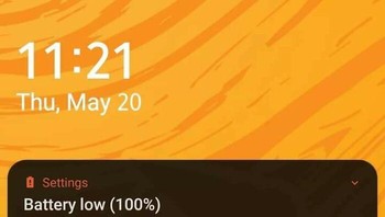 Kok notifikasi baterai low malah 100% keterangan angkanya. Foto: (Bored Panda)