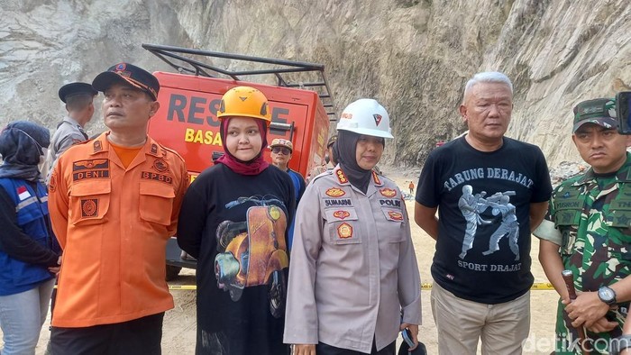 Ketua DPRD Kabupaten Cirebon  Sophi Zulfia (hel kuning)saat meninjau lokasi longsor