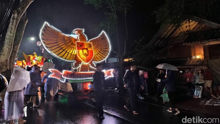 Kirab Pancasila di Blitar tetap digelar meski hujan.