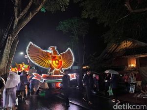 Khidmat! Kirab Pancasila Tetap Digelar Meski Kota Blitar Diguyur Hujan