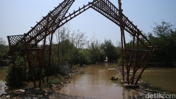 Kondisi tempat wisata Mina Mangrove, Desa Tunggulsari, Kecamatan Tayu, Kabupaten Pati, rusak akibat diterjang banjir rob, Sabtu (31/5/2025).