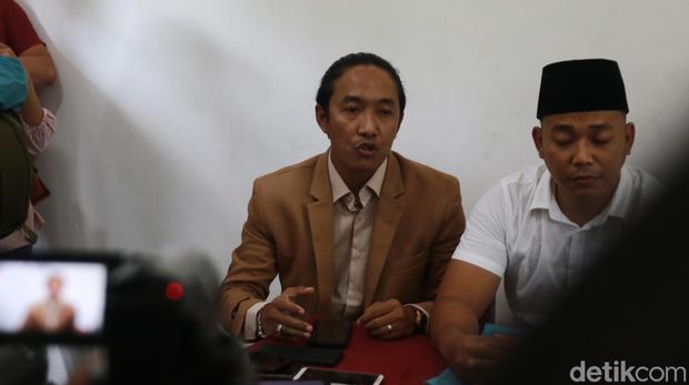 Kuasa hukum Yayasan Ponpes Ora Aji, Adi Susanto, saat memberikan keterangan di Ponpes Ora Aji, Kalasan, Sleman, Sabtu (31/5/2025).