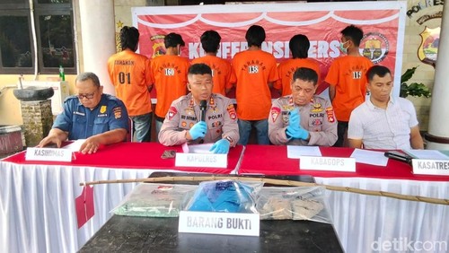 Konferensi pers 6 mahasiswa yang ditetapkan sebagai tersangka perusakan mobil Disnak dan Keswan Kabupaten Bima, di Mapolres Bima, Sabtu, (31/5/2025). (Dok. Rafiin/detikBali)