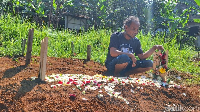 Makam Dendi, korban longsor Gunung Kuda Cirebon