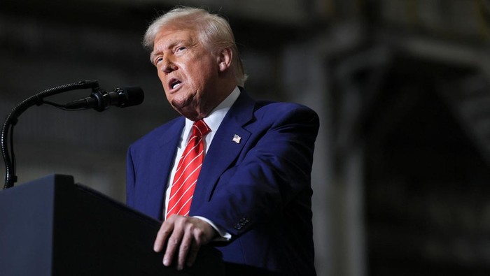 U.S. President Donald Trump looks on during a visit at U.S. Steel Corporation–Irvin Works in West Mifflin, Pennsylvania, U.S., May 30, 2025. REUTERS/Leah Millis