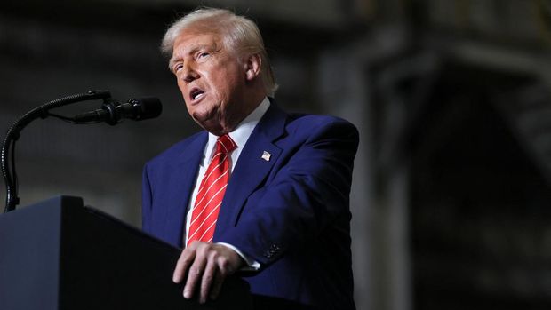 Presiden AS Donald Trump melihat selama kunjungan di US Steel Corporation - Irvin Works di West Mifflin, Pennsylvania, AS, 30 Mei 2025. Reuters/Leah Millis
