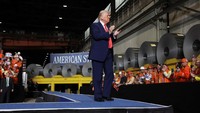 Kami akan menaikkannya dari 25% menjadi 50% tarif baja ke Amerika Serikat, yang akan semakin mengamankan industri baja di Amerika Serikat, kata Trump pada sebuah rapat umum di Pennsylvania dikutip dari Reuters, Sabtu (31/5/2025). REUTERS/Leah Millis