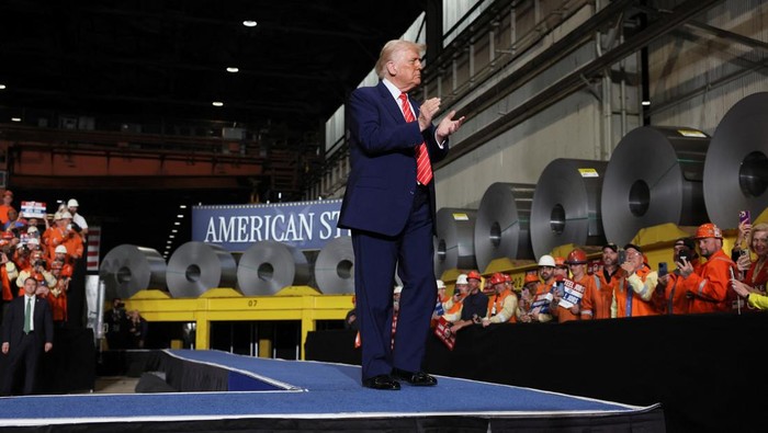 Masih Ngotot! Donald Trump Kobarkan Perang Dagang Lagi U.S. President Donald Trump looks on during a visit at U.S. Steel Corporation–Irvin Works in West Mifflin, Pennsylvania, U.S., May 30, 2025. REUTERS/Leah Millis