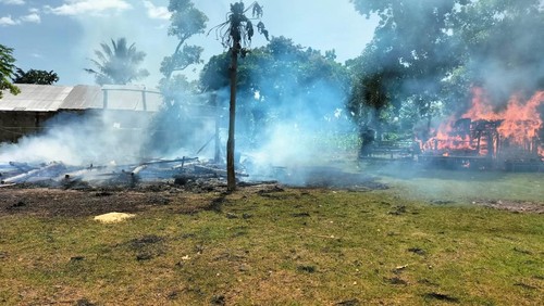 Massa dari keluarga Gregorius, korban pembacokan membakar empat rumah panggung di di Kampung Watu Kahale, Sumba Barat Daya, Sabtu (31/5/2025). (IST)