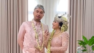 Mawar AFI akan menikah dengan Kevin Arthur Loegiman, warga negara Amerika keturunan Indonesia. Buat foto prewedding, keduanya memilih buat menampilkan nuansa tradisional.
