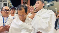 Menteri Agama Nasaruddin Umar melaksanakan tahallul dengan dibantu Staf Khusus Menteri Agama, Gugun Gumilar. Tahallul merupakan tindakan mencukur atau merapikan rambut setelah menyelesaikan ritual umrah. (Foto: Dokumentasi Kemenag RI)