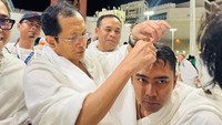 Terlihat Menag Nasaruddin membantu Stafsus Menag Gugun menggunting rambutnya. Dengan bertahallul, jemaah terbebas dari larangan ihram. (Foto: Dokumentasi Kemenag RI)