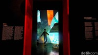 Pengunjung menikmati koleksi arca dari masa Hindu-Buddha yang tertata rapi di lantai dasar Museum Nasional.