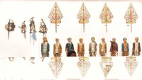 Di lantai dua, koleksi pakaian adat dan miniatur rumah tradisional memperkenalkan kekayaan budaya Indonesia.